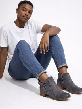 Women's AMS Vickie Booties With Block Heel Size 7.5